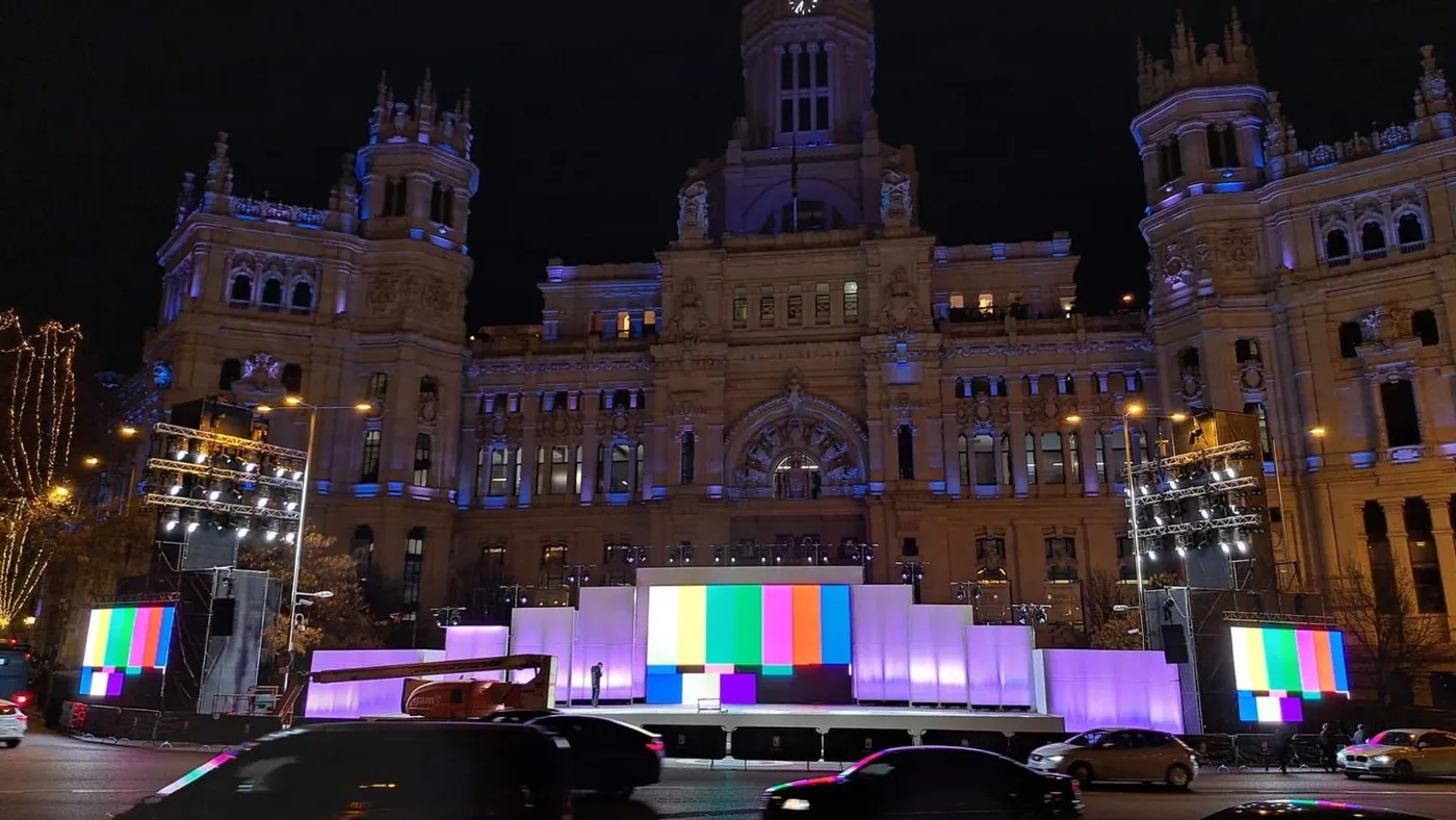 Pantallas LED para escenario en Cibeles Montaje de pantallas LED exteriores en un escenario frente al Palacio de Cibeles de Madrid