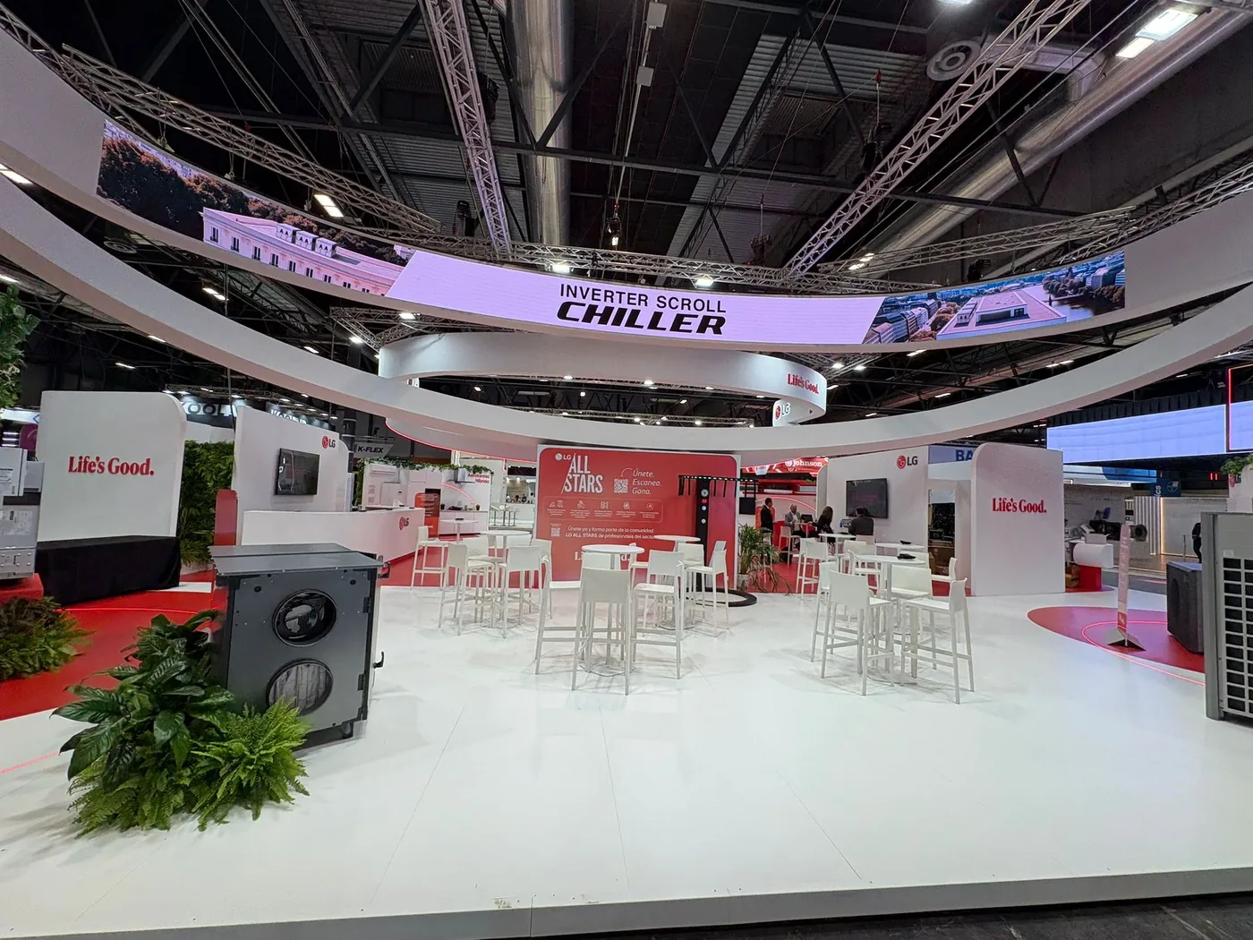 Pantalla LED curva suspendida en stand Pantalla LED curva suspendida sobre un stand profesional de feria