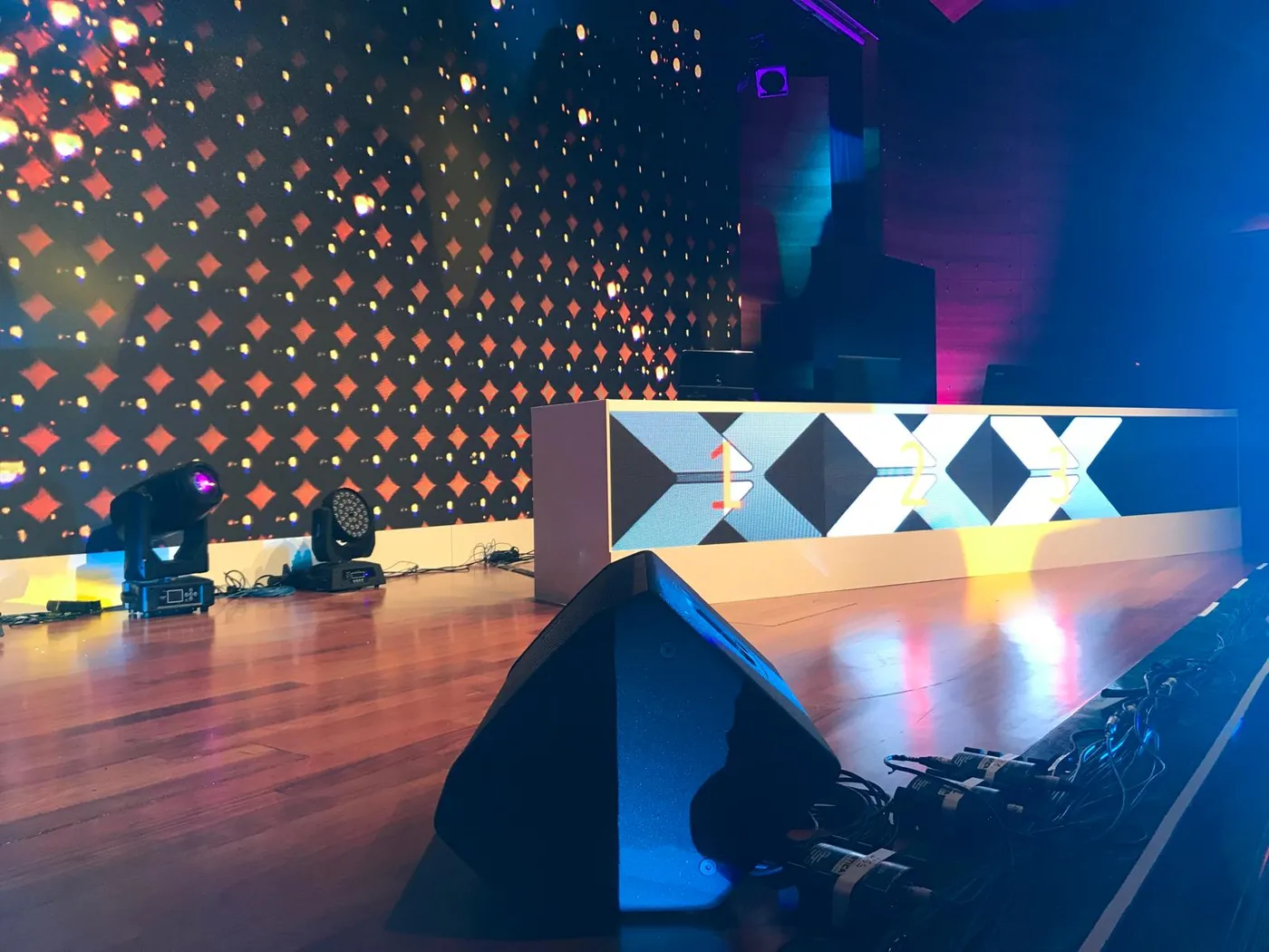 Escenario con pantalla LED y realización Escenario de evento corporativo con pantalla LED de gran formato e iluminación profesional