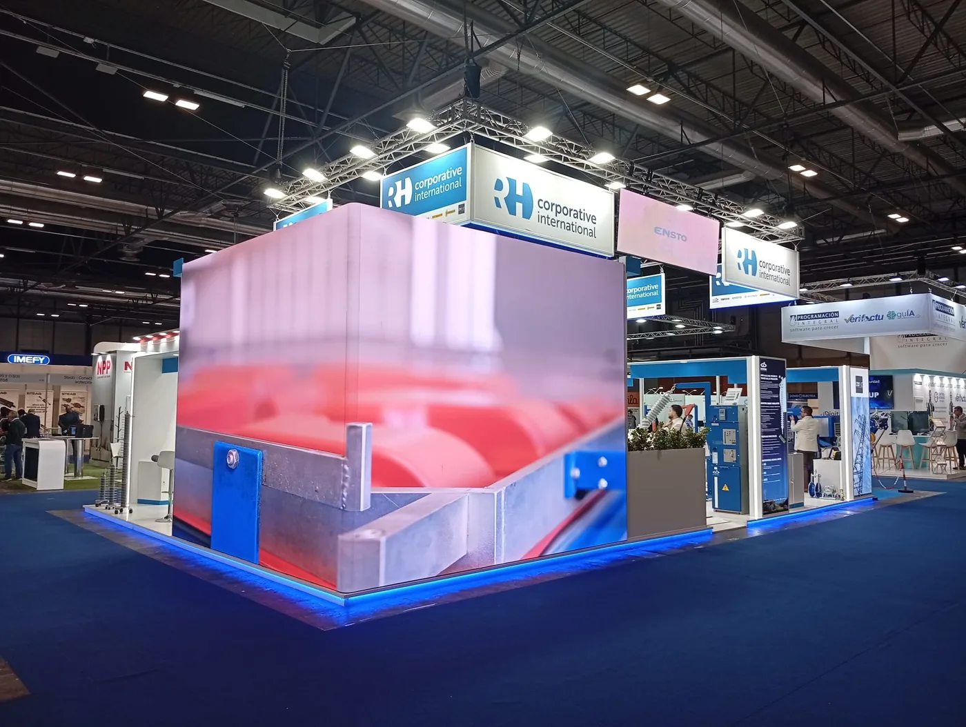 Pantalla LED gigante para espacio expositivo Pantalla LED gigante instalada en un stand de feria de gran formato